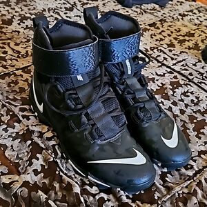 Nike Force Savage Cleats  size 10
